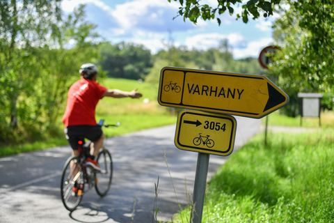 Na kolo a buřta od radnice do Manušic