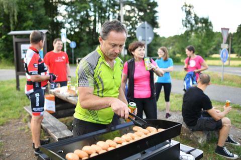 Na kolo a buřta od radnice do Manušic